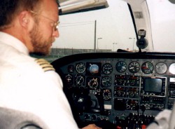 Fluglehrer Franz Fleischer im Cockpit einer Cessna 414