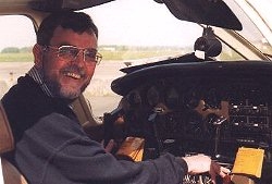 Fluglehrer Hans-Joachim Langkau im Cockpit