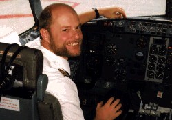 Lufthansakapitän Klaus Wolf im Cockpit seines Airbus